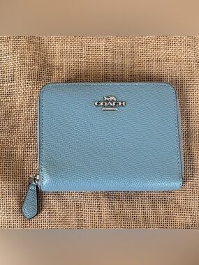 Coach Pacific Blue Pebble Silver Leather Zip Wallet EUC